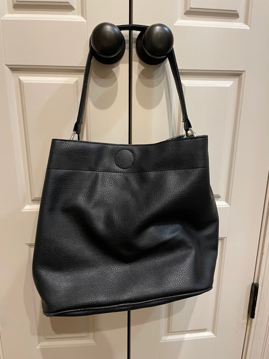 Handbags - Classic Black Leather Tote Bag